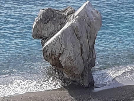 Der "Globi"-Felsen von Prevelibeach
