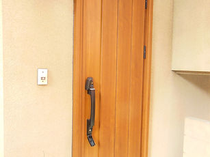 築年数が経過しているので新しいドアに換えたい。