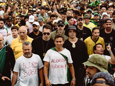 Nikolas Ferreira chega a Brasília acompanhado por apoiadores durante a Caminhada pela Justiça e Liberdade