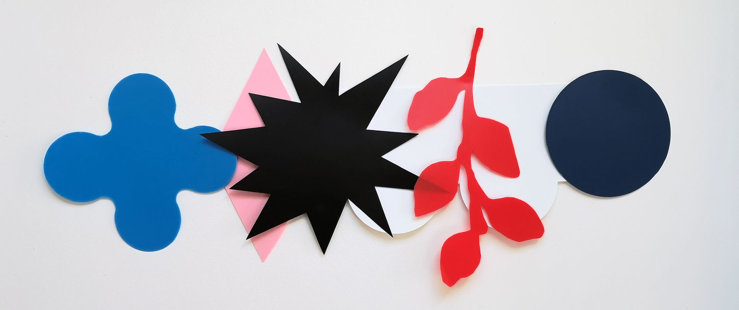 Refaire Surface d’Olivier Rocheau, composition de formes variées en couleurs rouge, bleu, rose et noir