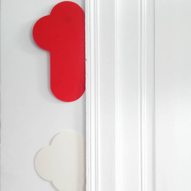 Les formes colorées du plasticien olivier rocheau prennent place dans la maison