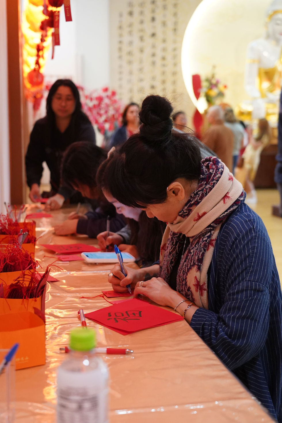 玉佛寶殿內設祈願樹,民眾寫下祈願卡,祝禱佛菩薩護佑。(衛藝璇攝)