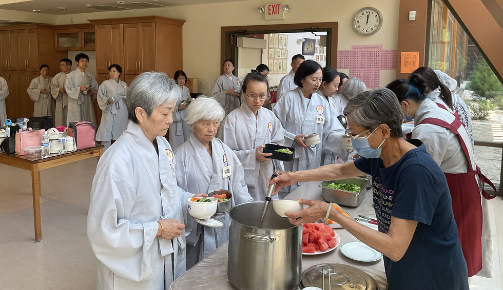 學員排班領取午餐,學習吃飯也是落實修心的一部分。(謝月娥拍攝)