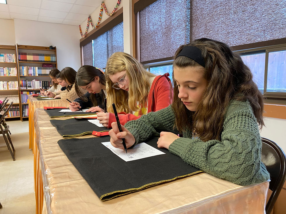 學生專注抄寫「三好四給」,氣氛莊重而寧靜。