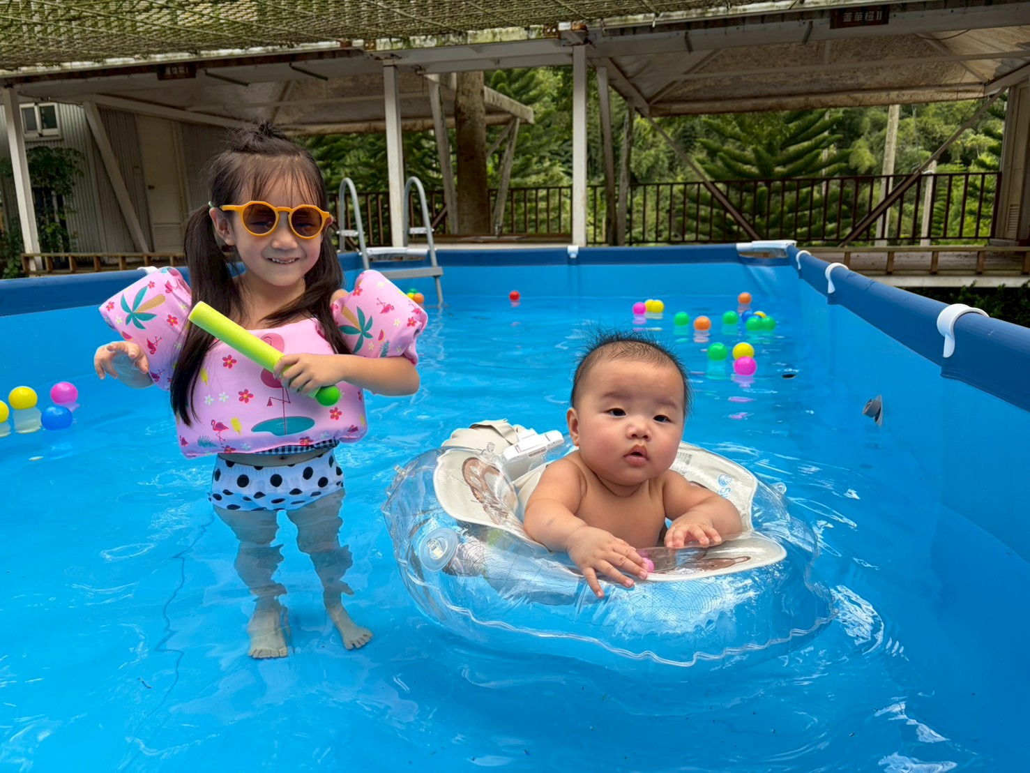 台中東勢森光秘境｜夏季限定小泳池開放中，親子戲水消暑首選
