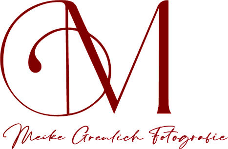 Logo von Meike Greulich Fotografie in ihrer Lieblingsfarbe rot