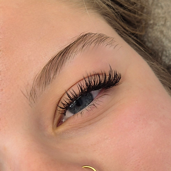 Oeil de femme avec cils volumineux, Volume Effet Wet/Mascara Annecy CM Cils