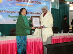 Dr M S Hu Dhar felicitating Dr Rajkumar Kayal after the Oration