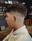 Taper fade avec dessus court texturé, vue de profil, barbier Les Garçons Barbiers Châtelet