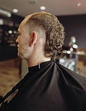 Mulet bouclé blond vénitien avec côtés rasés, vue de trois quarts dos, barbier Châtelet