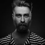 Hip homme barbu en chemise rayée