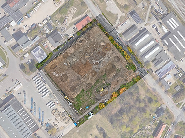 Orthofoto einer Baustelle mit Halden, Zufahrten und Erdarbeiten zur Drohnenvermessung im Bau- und Tiefbau