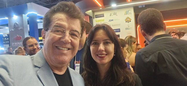 No último Congresso da AMM - Associação dos Municípios - no Expominas aqui em BH a presença simpática da secretária de Estado de Desenvolvimento de Minas Mila Corrêa visitando stands da Feira.