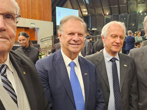 O fato e a foto. No 31° prêmio TOP OF MIND da publicação de Economia & Negócios MERCADO COMUM: Sérgio Bruno(Minas Tênis)+Cledorvino Belini(ACMinas)+Samuel Fran(Unimed BH)+Aguinaldo Diniz(ACMina)