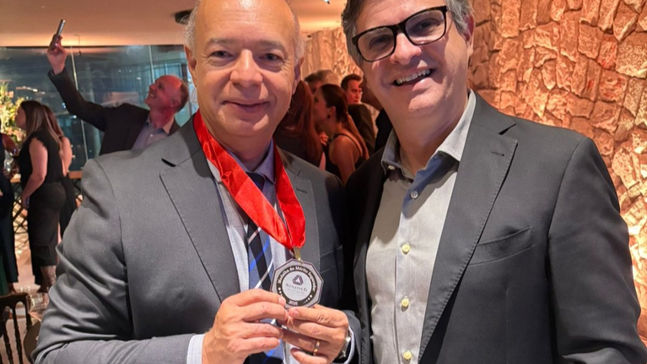 Muito justo. Sérgio Frade CEO da Solutions Seguros foi condecorado pelo Sindicato das Empresas de Seguros, Resseguros e Capitalização de MG, GO, MT e DF (SINDSEG) com a  "Medalha do Mérito Segurador"