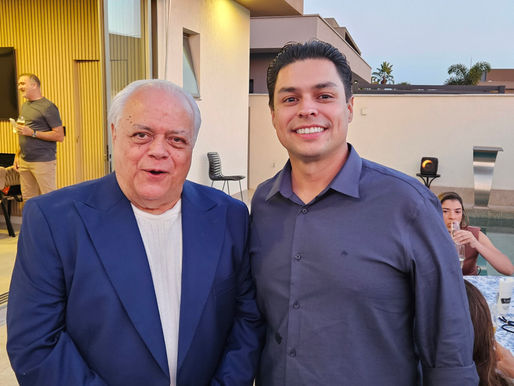 Níver top do CEO da Máximo Seguros, Adauto Sousa e do Head Conrado seu filho. Foi "un petit comitè" no condomínio em Alphaville. Noite fria, mas de ótimos dedos de prosa sobre política e negócios.