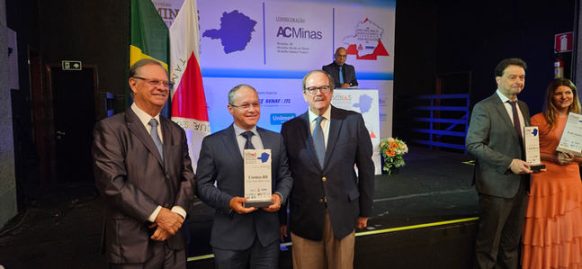 Entregue o OSCAR DA ECONOMIA MINEIRA da publicação de Economia, Negócios Mercado Comum, leia-se economista Carlos Alberto Teixeira. Foi no elegante espaço de eventos do Minas Tênis 2 no Mangabeiras BH