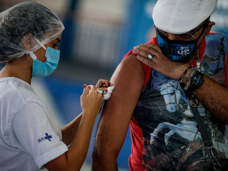 Estudio brasileño dice que la pandemia se podrá controlar si el 75 % de la población es vacunada