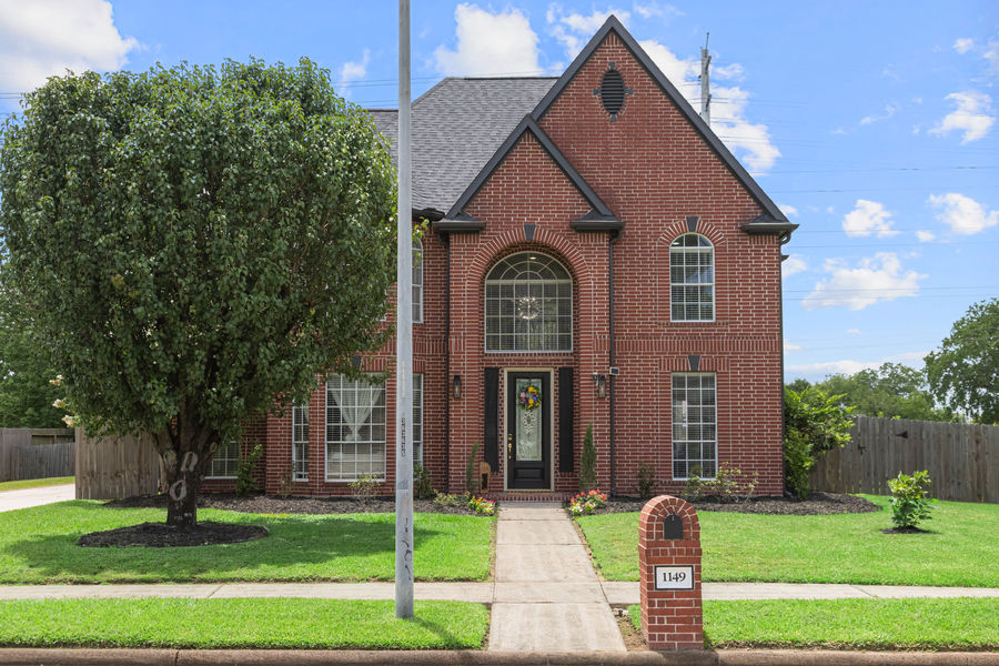 Single-family home front elevation and curb appeal: luxury home photography, Houston by Marz Media Photography