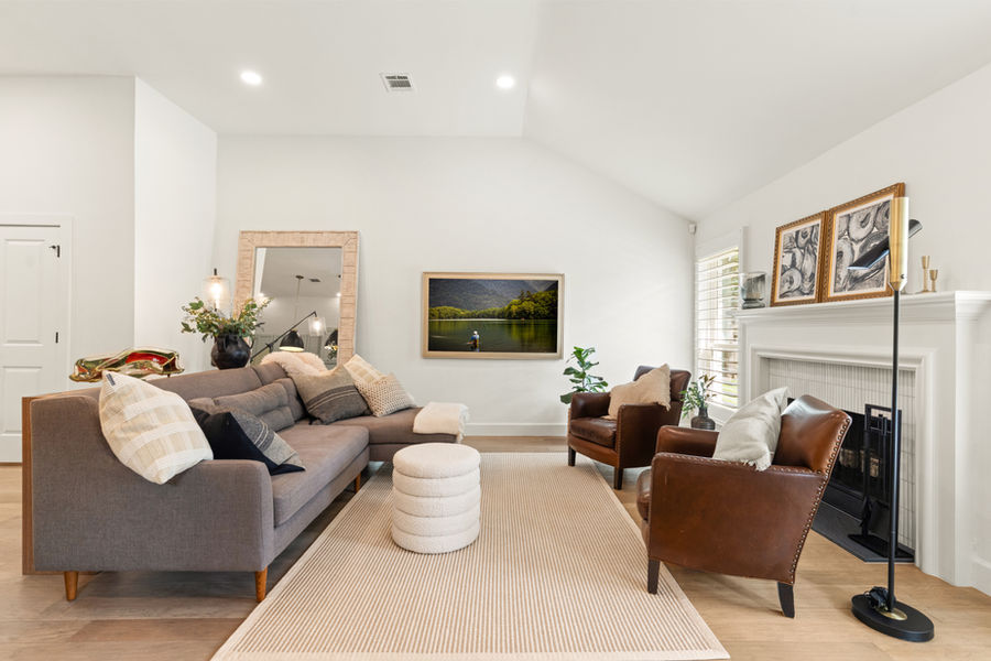 Bright sitting room: architectural and real estate photography, Greater Houston by Marz Media Photography