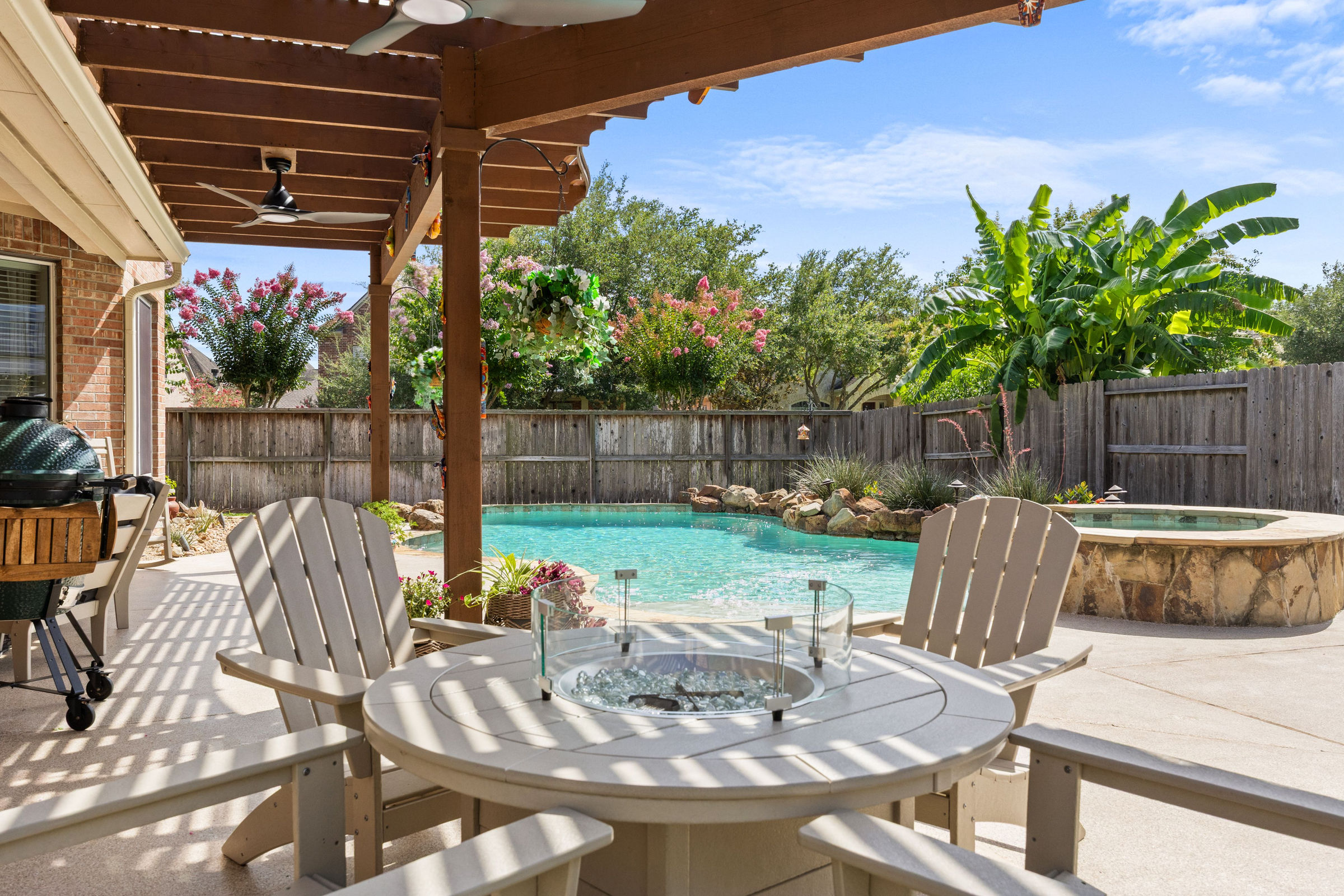 Backyard patio with outdoor dining: luxury real estate photography in Houston, TX by Marz Media Photography