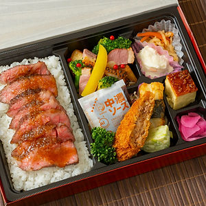 A-4ランク以上の山形牛ステーキ&飛騨牛入りメンチカツ弁当