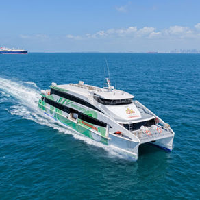 Kapal fast boat yang berlayar di laut antara Bali dan Lombok, salah satu cara tercepat untuk mencapai Pulau Lombok dan Kepulauan Gili.