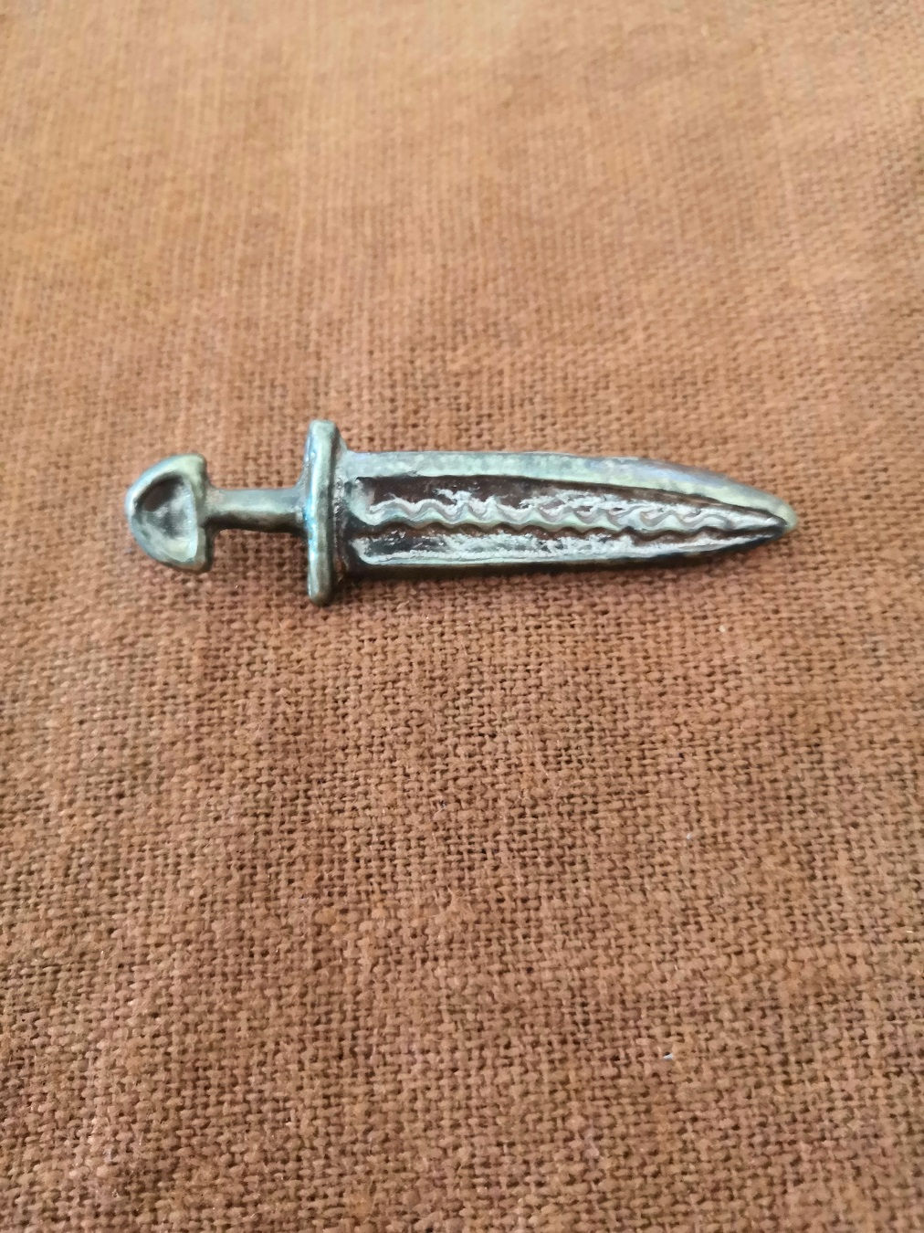 Fibule glaive laiton coulé à la cire perdue