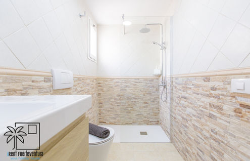 Bathroom with shower, towels provided