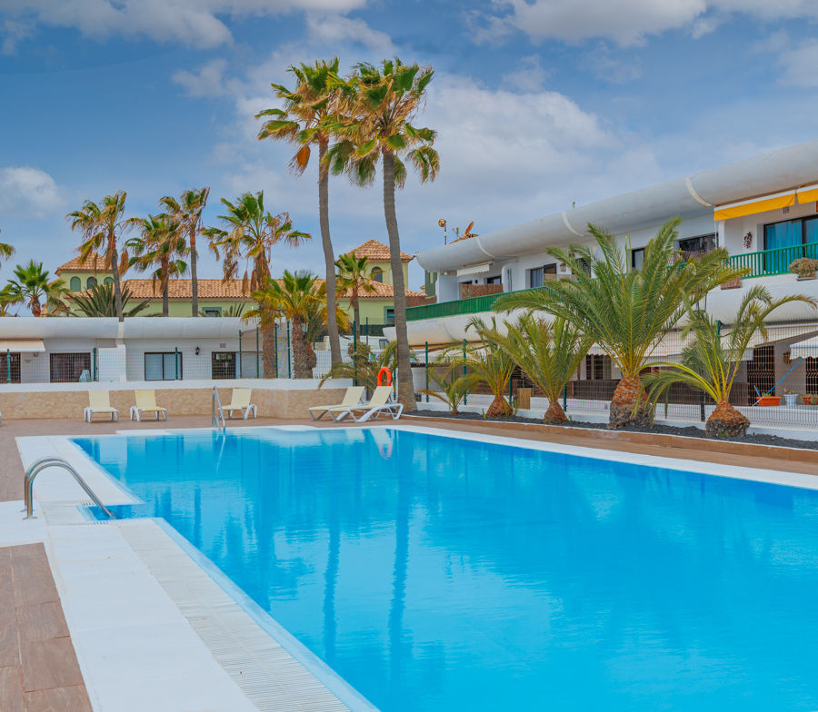 Piscina con tumbonas Residencial Dunasol, Corralejo