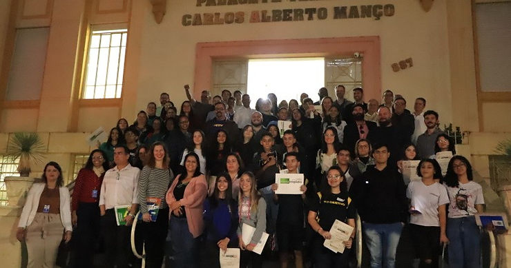 Alunos, professores, vereadores e funcionários na escadaria da Câmara Municipal.