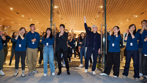 Deirdre O’Brien, Tim Cook e funcionários.