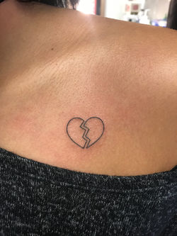 fine-line-heart-tattoo-girl-miami-beach