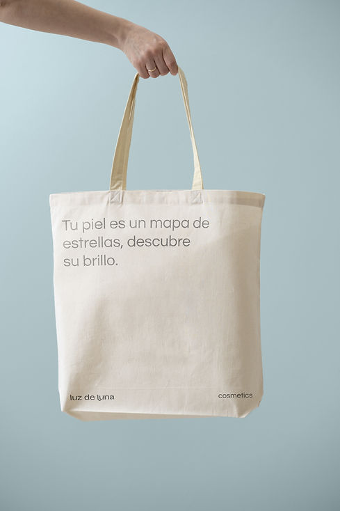 totebag luz de luna mockup.jpg