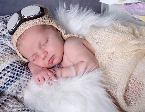 Séance photo bébé endormi avec un bonnet d'aviateur