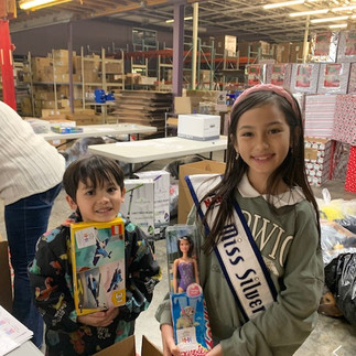 Kidzz Helping Kidzz Volunteers organize toy donations with flair