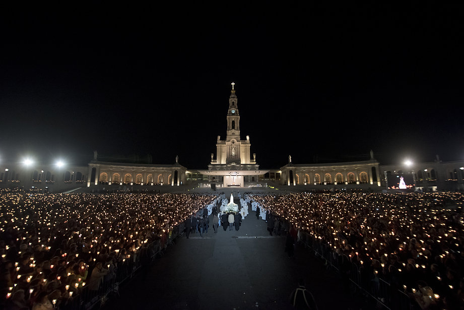 Procession of candles of Our Lady of Fatima -AdobeStock_132316770.jpeg