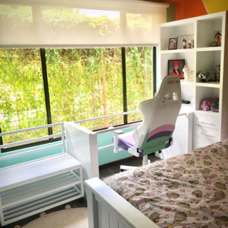Dormitorio de niñas en colores brillantes y muebles diseñados a medida producidos localmente