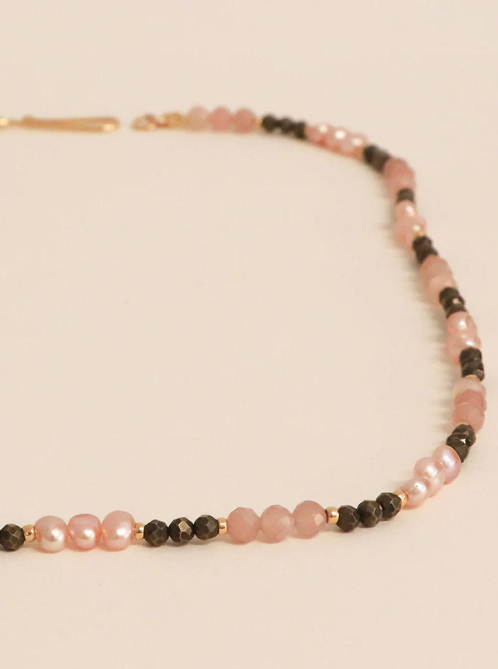 Thumbnail: Collier de perles de Pierre de soleil, Pyrite et Eau douce rose