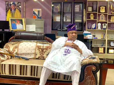 Miss Economicworld Winner Joy Ogeyingbo paid a visit to the Akarigbo and Paramount Ruler of Remoland