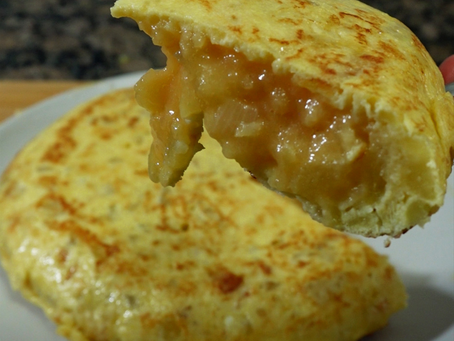 Foto cerca de la tortilla donde se puede ver el punto de cocción que la deja jugosa y muy sabrosa. 