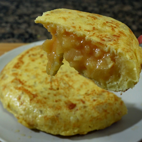 Foto cerca de la tortilla donde se puede ver el punto de cocción que la deja jugosa y muy sabrosa. 
