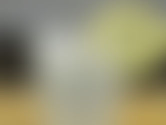 Foto de la limonada, que tiene una rodaja de limon en el borde del vaso