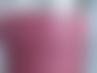 Foto de un vaso que contiene un batido de color rosa