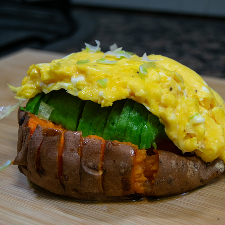 Foto de un boniato hecho en air fryer con aguacate y tortilla