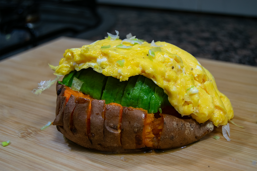 Foto de un boniato hecho en air fryer con aguacate y tortilla