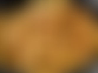 Foto detalle de la pasta con la salsa aún en la sartén