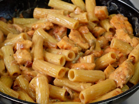 Foto detalle de la pasta con la salsa aún en la sartén