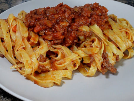 Foto de un plato de pasta con salsa boloñesa recién preparado.