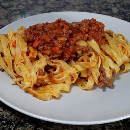 Foto de un plato de pasta con salsa boloñesa recién preparado.